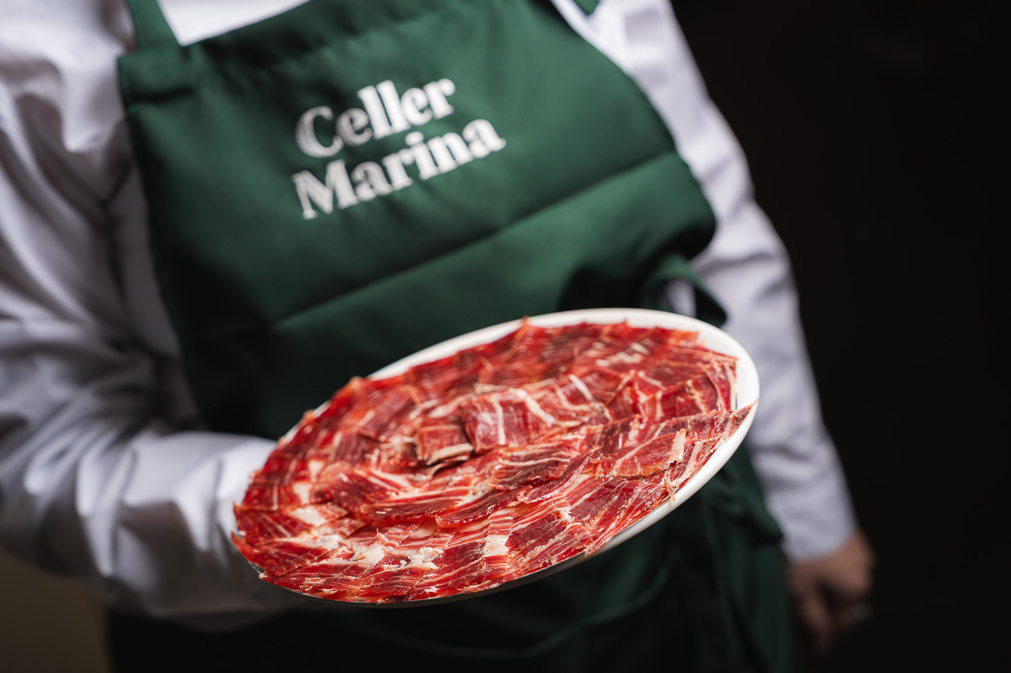 Jamón con delantal Celler Marina, identidad creada por seBen